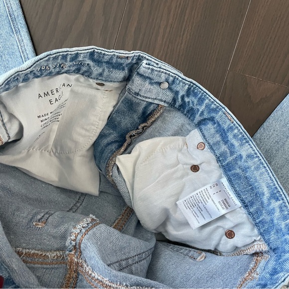 AMERICAN EAGLE HIGH WAIST STRAIGHT LEG LIGHT WASH DISTRESSED DENIM JEANS - Picture 4 of 5